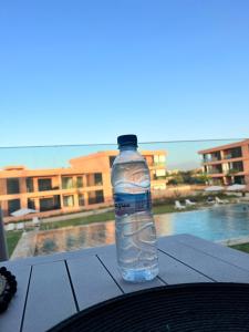 una botella de agua sentada en una mesa cerca de una piscina en Luxury living Noria, en Marrakech