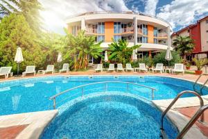Bazén v ubytování Copacabana Hotel nebo v jeho okolí