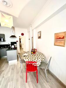 een eetkamer met een rode tafel en stoelen bij Ma Location Sablaise - Appart' Grande Plage in Les Sables-dʼOlonne