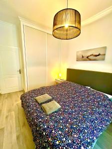 een slaapkamer met een bed met een bos hagelslag bij Ma Location Sablaise - Appart' Grande Plage in Les Sables-dʼOlonne