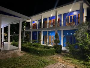 a house at night with its lights on at Danke Lodge in Labuan Bajo