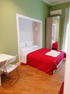 Schlafzimmer mit einem roten Bett und einem Spiegel in der Unterkunft Residence e Appartamenti Ascensione in Neapel