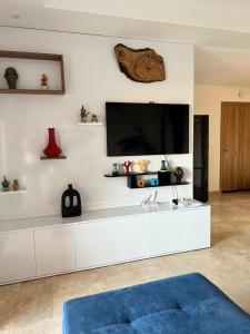 Μια τηλεόραση ή/και κέντρο ψυχαγωγίας στο Luxury living Noria +6 φωτογραφίες