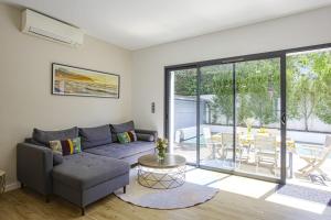 sala de estar con sofá y mesa en Villa Miarritze - Welkeys en Biarritz