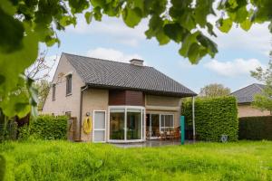 a house with a conservatory and a yard at Guesthouse in the heart of the flemish ardennes in Zwalm