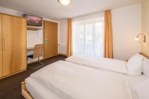 Aktiv Hotel & Spa Hannigalp tesisinde bir odada yatak veya yataklar