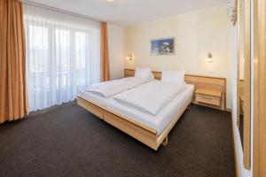 Aktiv Hotel & Spa Hannigalp tesisinde bir odada yatak veya yataklar