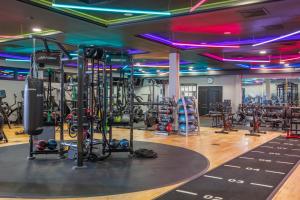 ein Fitnessstudio mit vielen Trainingsgeräten in der Unterkunft Hampshire Court Hotel & Spa in Basingstoke