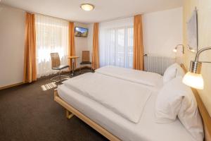 Aktiv Hotel & Spa Hannigalp tesisinde bir odada yatak veya yataklar