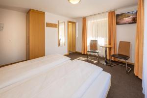 Aktiv Hotel & Spa Hannigalp tesisinde bir odada yatak veya yataklar