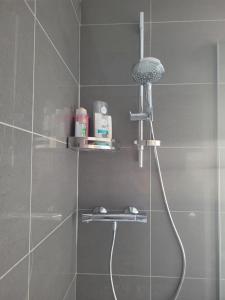 Suite near City, Science Park & Marshalls and close to Riverside walks的一间浴室
