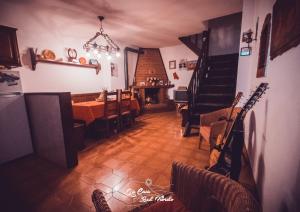 La Casa Sul Fiordo Lago del Turano的休息区