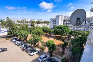 un parcheggio con un sacco di auto parcheggiate di Élégant appartement 3 chambres a Rabat