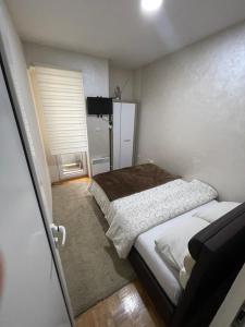 Ein Bett oder Betten in einem Zimmer der Unterkunft Apartmani MV