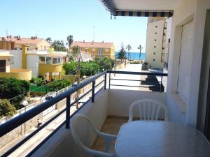 una mesa y sillas en un balcón con vistas en El Penon, en Peñíscola