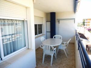 porche con mesa y sillas en el balcón en El Penon, en Peñíscola