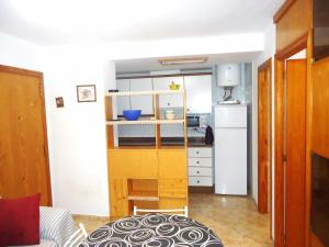 Habitación pequeña con cocina y nevera. en El Penon, en Peñíscola
