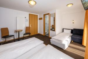 Aktiv Hotel & Spa Hannigalp tesisinde bir odada yatak veya yataklar