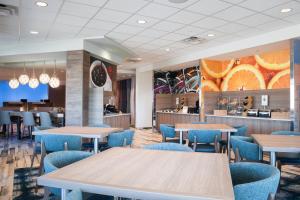 un comedor con mesas y sillas azules en Fairfield Inn & Suites by Marriott Clearwater Beach, en Clearwater Beach