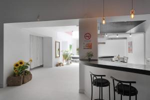 a kitchen with a counter and two black bar stools at Brothers House in Arrecife