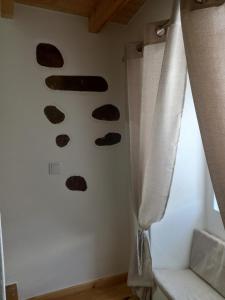 um quarto com uma parede com pegadas na parede em Amieira do Tejo guest house em Barca da Amieira