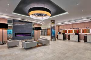 een lobby met banken en een groot scherm bij Delta Hotels by Marriott Edmonton Centre Suites in Edmonton