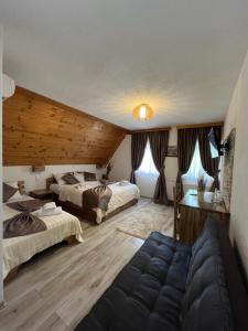 Posteľ alebo postele v izbe v ubytovaní Rustic Inn River 2