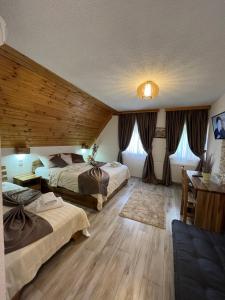 Posteľ alebo postele v izbe v ubytovaní Rustic Inn River 2