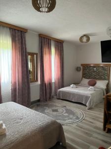 Posteľ alebo postele v izbe v ubytovaní Rustic Inn River 2