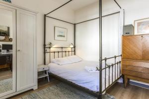 um quarto com uma cama de dossel em Luminous house nearby the beach - Anglet - Welkeys em Anglet