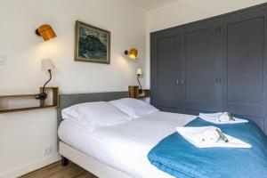 um quarto com uma cama com duas toalhas em Luminous house nearby the beach - Anglet - Welkeys em Anglet