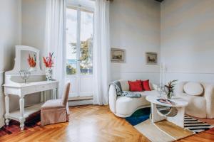 uma sala de estar com um sofá e uma mesa em Ludwig House em San Pietro in Cariano
