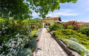 ogród z białymi kwiatami i dom w obiekcie Cozy Home In Krasica With Jacuzzi w mieście Krasica +26 zdjęć