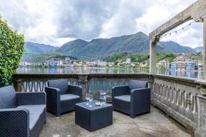 balcón con sillas y mesas y vistas a la ciudad en [Exclusive-LakeView] Bella Vista Orta, en Omegna