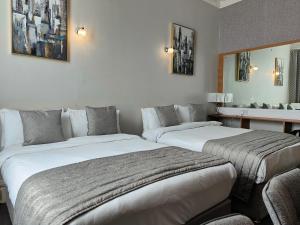 Кровать или кровати в номере Hotels 24-7 - The Old Victoria Hotel