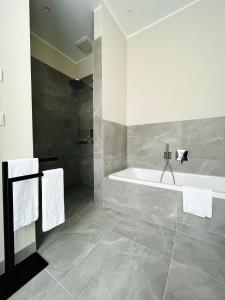 een badkamer met een bad en een wastafel bij Luxury Home / 3-Raum-Suite an der Frauenkirche / 2 in Dresden