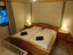 1 dormitorio con 1 cama con 2 almohadas en Ferienwohnung Eisbach Lamas, en Wadern