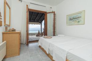 シビリにあるHouseloft Grand Sunset Siviri Beachのベッドルーム1室(ベッド2台付)が備わり、海の景色を望めます。