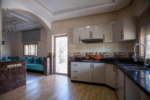 een keuken met een wastafel en een aanrecht bij Lux Villa, Pool And Mountains View in Ourika