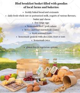 Un folleto para un picnic con comida y verduras en Deluxe Room 33 en Bled