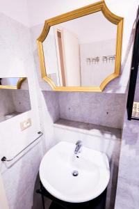 een badkamer met een witte wastafel en een spiegel bij Sant'Ambrogio Loft in Florence