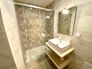 a bathroom with a sink and a shower at Quinta das Andorinhas in Carvoeiro