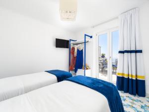Blue Waves في بوسيتانو: غرفة نوم بسريرين وشرفة