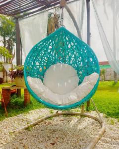 un columpio azul sentado en un patio en Chalés e Camping Bela Vista, en Pirenópolis