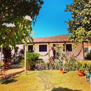 una casa con un jardín delante de ella en Chalés e Camping Bela Vista, en Pirenópolis