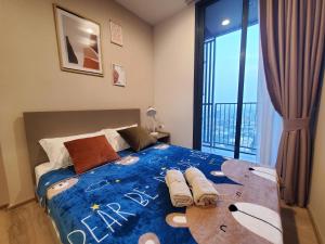 Una cama o camas en una habitación de Sukhumvit 36,Japanese style condominium,central area,high-rise view,BTS Thonglo
