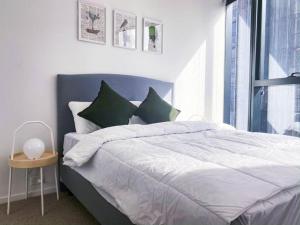 een slaapkamer met een groot bed en een raam bij Glamorous Southbank home#MSQ1410 in Melbourne