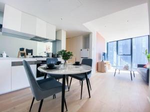 een keuken en eetkamer met een tafel en stoelen bij Glamorous Southbank home#MSQ1410 in Melbourne