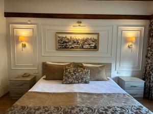 トラブゾンにあるMehmet Efendi Mansion & Hotelのベッドルーム1室(大型ベッド1台、ナイトスタンド2台付)