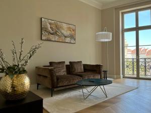 un soggiorno con divano e tavolo di Luxury Home / 3-Raum-Suite an der Frauenkirche / 4 a Dresda